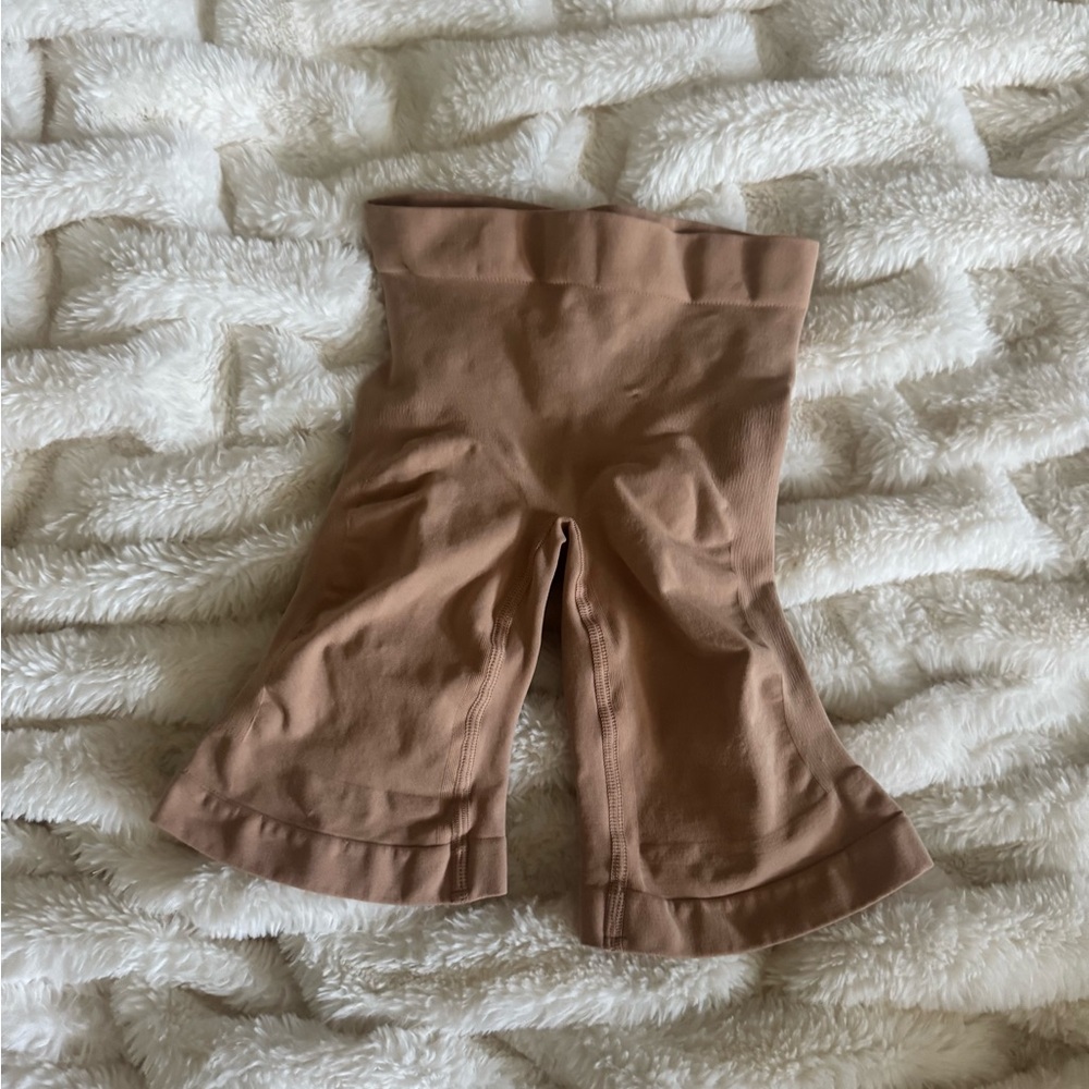 Skims tan Shorts